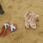 Elegantní kombinace: Malé černé a červené doplňky